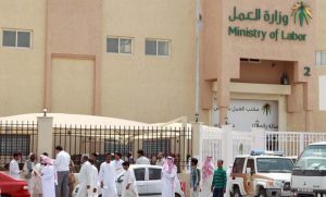 A superior labor is facing trial for supposedly falsify the signature of Labor Minister Adel Fakeih to provide 1,083 visas to employ Pakistani workers for three Saudi companies.