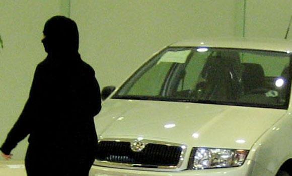 SAUDI-women-car